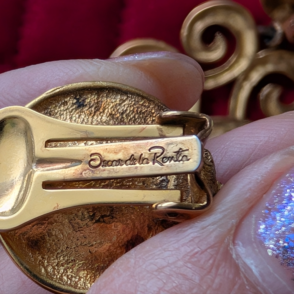 Oscar dela Renta Clip on Earrings - Picture 7 of 7